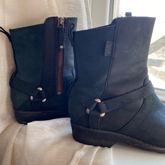 Teva Shoes - Cute Teva waterproof Booties size 6 🌚